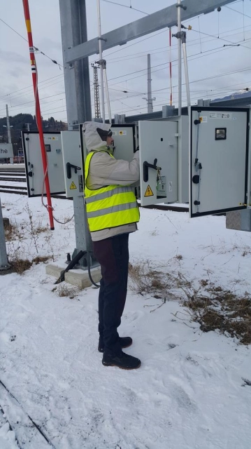 Indoor and outdoor, hand or motor drives