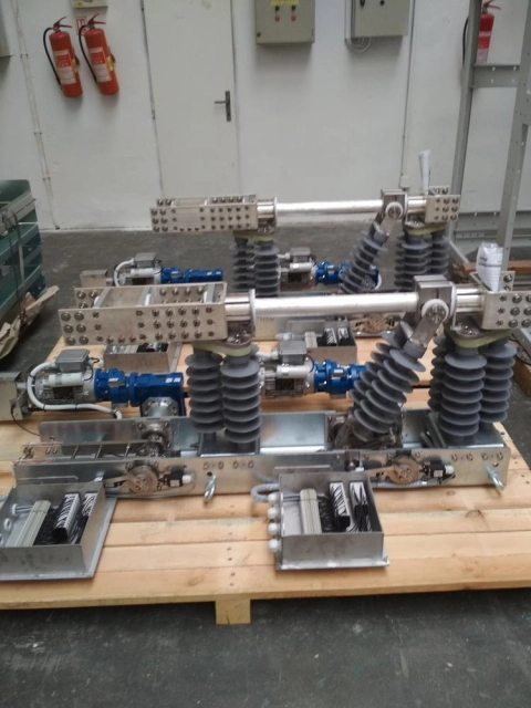 Indoor disconnectors, loadbreak and earthing switches