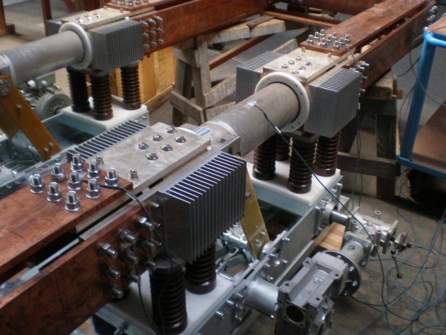 Indoor disconnectors, loadbreak and earthing switches