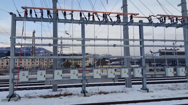 Venkovní a vnitřní, ruční a elektromotorové pohony