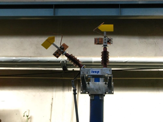 Venkovní, vnitřní trakční odpínače a odpojovače