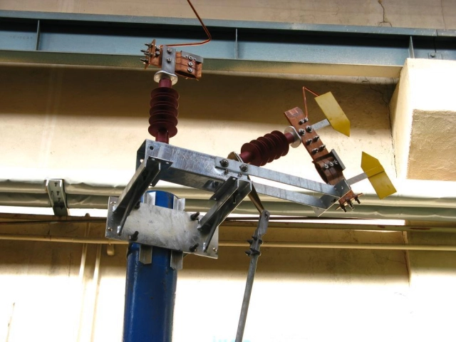 Venkovní, vnitřní trakční odpínače a odpojovače