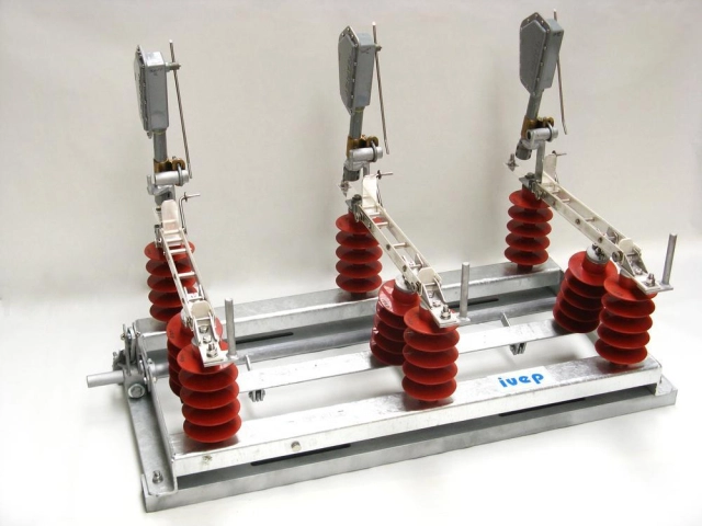 Venkovní odpínače, úsečníky a odpojovače