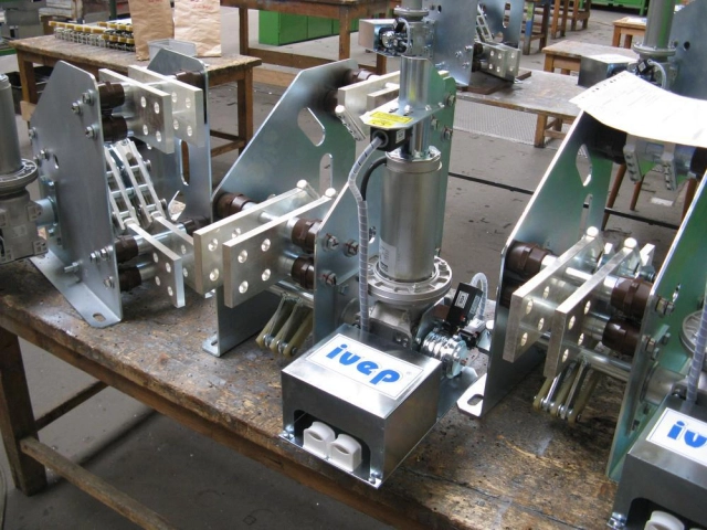 Indoor disconnectors, loadbreak and earthing switches