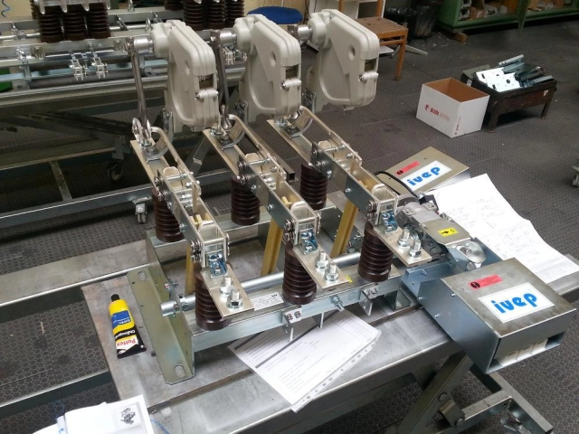 Indoor disconnectors, loadbreak and earthing switches