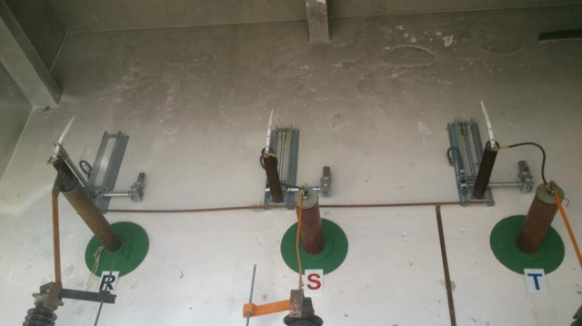 Indoor disconnectors, loadbreak and earthing switches