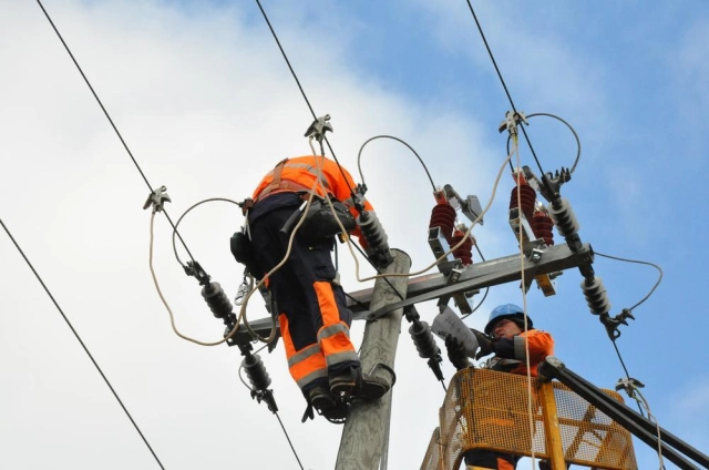 Outdoor loadbreak switches and disconnectors