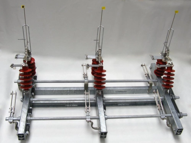 Outdoor loadbreak switches and disconnectors