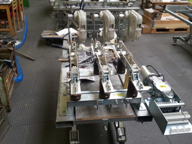 Indoor disconnectors, loadbreak and earthing switches