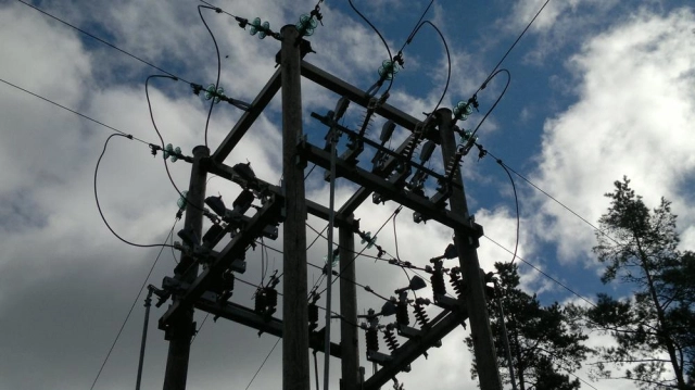 Outdoor loadbreak switches and disconnectors