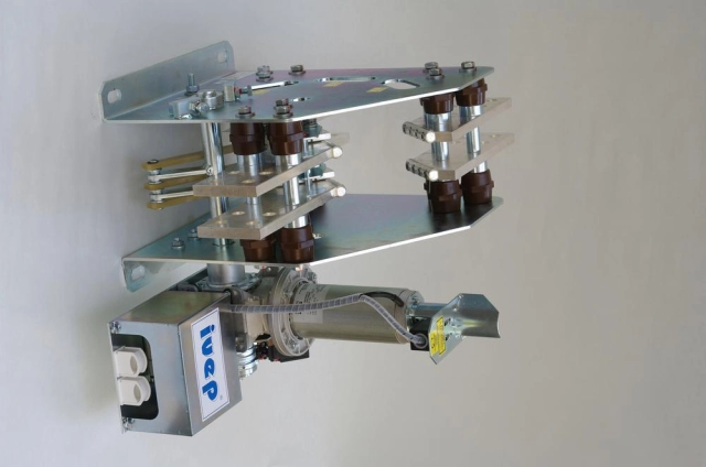 Indoor disconnectors, loadbreak and earthing switches