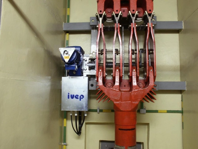 Indoor and outdoor, hand or motor drives