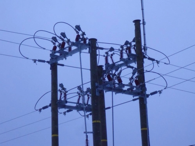 Outdoor loadbreak switches and disconnectors